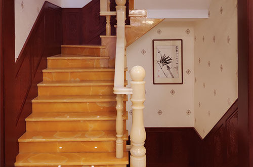 金波乡中式别墅室内汉白玉石楼梯的定制安装装饰效果